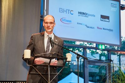 Bürgermeister Christof Sommer stellt die Nominierten der Kategorie Wirtschaft vor