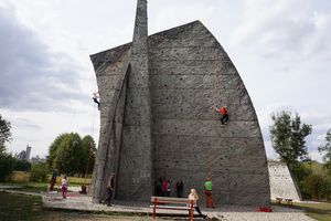Von der imposanten Kletterfläche ließen sich die Teilnehmerinnen nicht abschrecken, sondern machten sich auf den „Gipfel zu stürmen“. Foto: Stadt Lippstadt