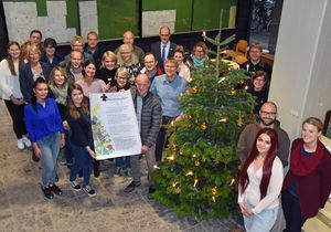 Startschuss für die Weihnachtswunschbaumaktion 2018: Zum offiziellen Beginn der diesjährigen Aktion versammelten sich zahlreiche Beteiligte im Lippstädter Amtsgericht. Foto: Stadt Lippstadt