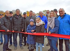Lisa (links) und Romina schnitten das rote Band zur offiziellen Eröffnung durch und gaben gemeinsam mit Fachbereichsleiter Heinrich Horstmann (links) und Landschaftsarchitektin Michaela Lange (Stadt Lippstadt, 2.v.r.) die neue Freizeitanlage frei. Foto: Stadt Lippstadt