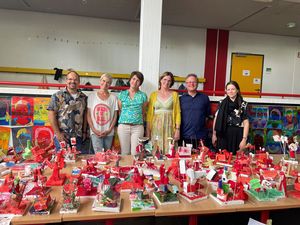 Große Freude über die gelungene Kooperation mit einem neuartigen Unterrichtsprojekt für bildende Kunst (v. l. n. r.):  Marc Norgel (Förderverein der Grundschule Im Kleefeld), Katinka Winz (Lehrkraft), Helga Schäfermeier (Schulleiterin), Ariane Hengstebeck (stellvertretende Schulleiterin), Michael Ressel (Musikschulleiter), Rebecca Krejci (Kooperationsmanagement Musikschule). Foto: Conrad-Hansen-Musikschule