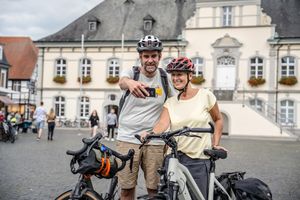 Radfahrer der Römer-Lippe-Route am Rathaus