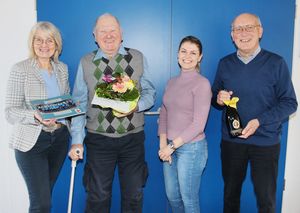„Ruhestand“ für Busbegleiter Rudi Michaelis (zweiter v. l.): Bei der Verabschiedung bedankten sich (v.l.n.r.) Sylvia Helmig, Alexandra Schäfer und Heiner Wixmerten herzlich für den jahrelangen Einsatz.  Foto: Stadt Lippstadt