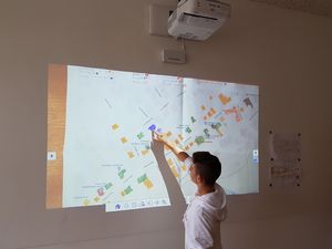 Über die Projektionsfläche des Beamers können die Schüler interaktiv mitarbeiten.