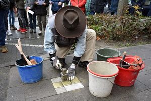 Gunter Demnig bei der Verlegung der Stolpersteine für die Familie Grüneberg. Foto: Stadt Lippstadt