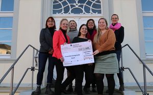 Gemeinsam mit der Gleichstellungsstelle der Stadt Lippstadt und dem DGB Kreisfrauenausschuss Soest spenden die Frauenserviceclubs Zonta Club Lip-pstadt, SI Club Lippstadt, SI Club Bad Waldliesborn, SI Club Erwitte-Hellweg und Ladies‘ Circle Lippstadt insgesamt 2.000 Euro an die Frauenberatungs-stelle im Kreis Soest. Foto. Stadt Lippstadt