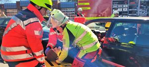 Die angehenden Notfallsanitäterinnen und Notfallsanitäter üben auf dem Ge-lände der Feuer- und Rettungswache Lippstadt die Rettung von Personen aus einem verunfallten Fahrzeug. Foto: Stadt Lippstadt