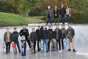 Skater und Sponsoren freuen sich gemeinsam mit der stellvertretenden Bürgermeisterin Sabine Pfeffer (hinten rechts) und Klaus Böhm von der Koordinierungsstelle Sport (hinten, zweiter v. r.) über die Freigabe des Betonbowls. Foto: Stadt Lippstadt