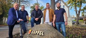 Freuen sich darauf, wenn es in Cappel im bepflanzen Beet bald blüht und summt: (v. l. n. r.): Ortsvorsteher Franz Gausemeier, Denni Müller und Chris-toph Kabus von der Interessengemeinschaft Cappel, Christian Kleineheilmann und Marvin Rölleke vom Fachdienst Grünflächen der Stadt Lippstadt. Foto: Stadt Lippstadt