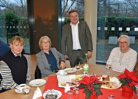Über 100 Ehemalige waren zum traditionellen Pensionärstreffen der Stadtverwal-tung in die Mensa des Realschulzentrums gekommen und freuten sich auch über den Austausch mit Bürgermeister Arne moritzehemaligen Kolleginnen und Kollegen und Vorgesetzten. Foto: Stadt Lippstadt