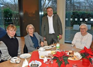 Über 100 Ehemalige waren zum traditionellen Pensionärstreffen der Stadtverwal-tung in die Mensa des Realschulzentrums gekommen und freuten sich auch über den Austausch mit Bürgermeister Arne moritzehemaligen Kolleginnen und Kollegen und Vorgesetzten. Foto: Stadt Lippstadt