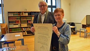 Werner-Stefan Freise (l.) übergab Dr. Claudia Becker (r.) insgesamt 42 Bau-zeichnungen im Original. Foto: Stadt Lippstadt