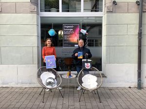 Im Familienbüro bieten Elisa Stellmacher und Sascha Thiele mit der „Jugendlounge“ ein neues Angebot für jugendliche Kirmesbesucher. Foto: Stadt Lippstadt