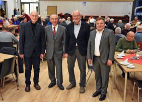 Traditionell konnte Bürgermeister Arne Moritz auch die ehemaligen Dezernenten Dr. Gunter Hagemann (l.) und Franz Ulrich Lücke (2.v.r.) sowie Stadtdirektor a.D. Klaus Karl Kaster (2.v.l.), begrüßen. Foto: Stadt Lippstadt