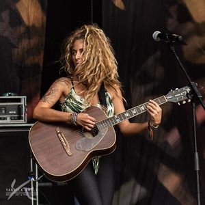 Luisa Laakmann eröffnet sam 7. August das Lippstadt Open Air mit lebendigen Reggae-Rock-Sounds. Foto: Yannick Kroll