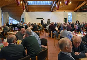 Viele ehemalige Mitarbeiter der Stadtverwaltung nutzten beim Pensionärstreffen die Möglichkeit zum Austausch mit ausgeschiedenen und aktiven Kollegen. Foto: Stadt Lippstadt