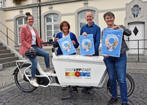 Werben für die Europäische Mobilitätswoche (EMW) in Lippstadt: Anne Neugebauer (l.) und Michael Tröger (2.v.r) vom Fachdienst Stadtplanung und Umweltschutz der Stadt Lippstadt sowie Mechthild Möllers und Johanna Brühl vom Klimabündnis. Foto: Stadt Lippstadt