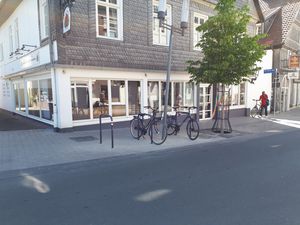 Zwölf neue Anlehnbügel ermöglichen das sichere Abstellen und Anschließen von Fahrrädern.