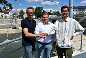 Wollen konstruktiv in Sachen Wassersport in Lippstadt zusammenarbeiten: Dr. Steffen Menze, 1. Vorsitzender des WSC, Bürgermeister Arne Moritz und Alexander Lempke, 1. Vorsitzender des Vereins Lippstädter Welle.  Foto: Stadt Lippstadt