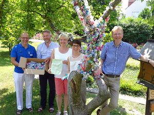 Spendenübergabe am Schnullerbaum: 1.000 Euro übergaben Julia Stratmann und Julia Scharte vom Ladies‘ Circle Lippstadt (3. und 4. v.l.) in Anwesenheit von Frank Osinski (rechts) vom Jugend- und Familienbüro der Stadt Lippstadt an Kinderklinikchefarzt Dr. Lior Haftel (links) und Pflegedienstleiter Andre Wagner (2.v.l.). Foto: Evangelisches Krankenhaus Lippstadt