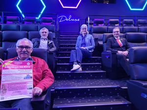 Ab in die Kinosessel: Auf den Start des „Kino für Senioren“ am 19. März freuen sich (v.l.n.r.) Bernhard Bartscher (Vorsitzender Seniorenbeirat), Kinobetreiber Hubert Nieuwdorp, Mariethres Koch-Fechteler (Seniorenbüro der Stadt Lippstadt) und Thomas Raulf (Sparkasse Lippstadt). Foto: Stadt Lippstadt