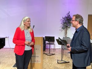 Isabell Pfeiffer-Poensgen, Ministerin für Kultur und Bildung in NRW, überreicht Musikschulleiter Michael Ressel den Zuwendungsvertrag zur Musikschuloffensive. Foto: LVdM