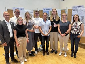 So sehen Sieger aus: Die Büros Passgang Architekten aus Lippstadt mit Bernd Passgang, Malin Osterheider und Max Passgang sowie das Büro andreas schneider architekten aus Bremen mit Andreas Schneider und Patrick Hoffmann freuten sich über den ersten bzw. zweiten Preis. Heinrich Horstmann (l.) und Laura Radtke (r. außen, Stadt Lippstadt) gratulierten den Preisträgern gemeinsam mit Lisa Brede (zweite v. r., Lippetal) und Christina Flaßkamp (zweite v. l., KWL). Foto, Stadt Lippstadt