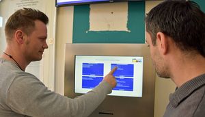 Die Mitarbeiter des Einwohnermeldeamtes Benjamin Ebert (l.) und Eugen Knorr (r.) ha-ben die neue Terminvergabe bereits getestet. Foto: Stadt Lippstadt