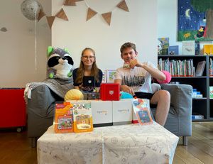 Die Auszubildenden Dana Kleinehollenhorst und Veit Willebrandt haben die neuen Tigerboxen bereits getestet. Ab 2. September können die Boxen zusammen mit den passenden Tigercards ausgeliehen werden. Foto: Stadt Lippstadt