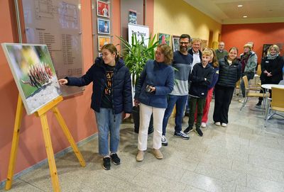 Die Schülerin Bea Büschenfeld und die Fotografin Manon Ikier-Hoppe stellen Fotos vor, die jetzt bei einer Ausstellung jugendlicher Nachwuchsfotografen im Foyer der Lippstädter Volkshochschule zu sehen sind. Foto: Stadt Lippstadt
