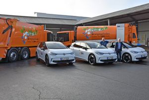 „Großer“ Zuwachs bei den E-Fahrzeugen: Baubetriebshofleiter Daniel Utzel (rechts) und Mitarbeiter Christian Grau präsentieren zwei elektrisch betriebe-ne Müllfahrzeuge und drei E-PKW, die im städtischen Fuhrpark die „Ver-brenner“ ersetzen. Foto: Stadt Lippstadt