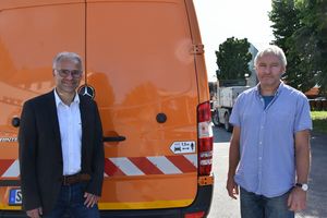 Abstand halten beim Überholen: Daniel Utzel (l.) und Christian Ringel (r.) präsentieren die Abstandsaufkleber auf städtischen Fahrzeugen. Foto: Stadt Lippstadt
