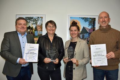 Stolze Newcomer: (v.ln.r.) Bürgermeister Arne Moritz freut sich gemeinsam mit Johanna Brühl vom Klimanetzwerk und Klimabündnis sowie Anne Neu-gebauer und Michael Tröger über den Erfolg beim Stadtradeln. Foto: Stadt Lipptstadt