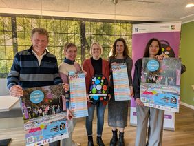Präsentieren das neue Programm für den Kulturrucksack: (v.l.n.r.): von links nach rechts: Uwe Albert (Stadt Lippstadt), Elke Schmücker (Stadt Soest), Sabrina Janetzky (Stadt Lippstadt), Jeanette Metz (Bad Sassendorf)und Swetlana Ritter (Stadt Geseke). Foto: Kulturrucksackverbund/ Alexander Schuster