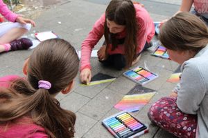 Auf dem Pflaster entstanden unter der Anleitung von Künstler Philipp Uthmann dreidimensionale Effekte. Foto: Stadt Lippstadt