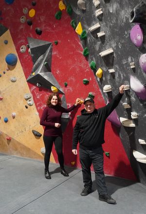 Sascha Thiele und Elisa Stellmacher vom Jugend- und Familienbüro der Stadt Lippstadt laden Kinder und Jugendliche zum kostenlosen Bouldern am vierten Adventssonntag ein. Foto: Stadt Lippsstadt