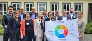 (v.l.n.r.) Andreas Kahlert, Juliana da Silva Almeida, Manfred Strieth, Sara Kremer, Wilhelm Glarmin, Helene Junemann, Jörg Gawollek, Kerstin Beckschulte, Jürgen Winkler, Jan Pöter und Christiane Schirk freuten sich gemeinsam mit Bürgermeister Arne Moritz über eine gut besuchte Veranstaltung. Foto: Stadt Lippstadt