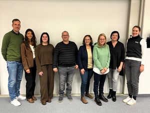 Iris Faulhaber (r.) und Philipp Maron (l.) freuen sich über den neu gewählten Stadtelternrat: Helene Dick, Angela Manchev, Yannick Schminke, Vanessa Hüls, Iris Loick und Alexandra Bobb (v.l.n.r.). Auf dem Bild fehlen Patrick Nehls und Jessica Behrens-Gomez. Foto: privat
