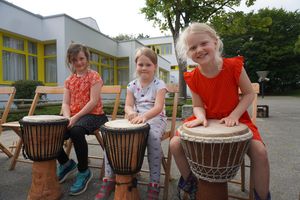 Afrikanische Trommeln durften die Kinder am Freitag ausprobieren. Foto: Stadt Lippstadt