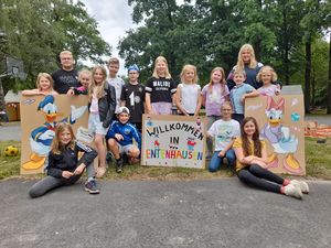 „Willkommen in Entenhausen“: Bei der kleinen Stadtranderholung des Jugend- und Familienbüros ging es dieses Mal für 70 Kinder in die Welt von Donald, Daisy und Co. Foto: Stadt Lippstadt