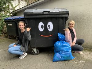 U.a. um Müll dreht es sich bei den Herbstferienaktionen, die das Jugend- und Familienbüro der Stadt Lippstadt organisiert (v.l. Leonie Dietscheidt und Sabrina Janetzky). Foto: Stadt Lippstadt
