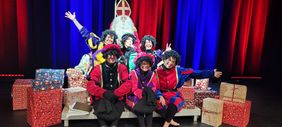 Der Sinterklaas und seine Pieten waren zu Besuch im Stadttheater. Foto: Stadt Lippstadt
