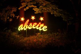 Jan Philip Scheibes „abseite“ ist Teil der Lippstädter Lichtpromenade. Bei der „2. Nacht der Lichtkunst“ ist der Künstler mit einer Performance auf der Lichtpromenade unterwegs. Foto: Stadt Lippstadt