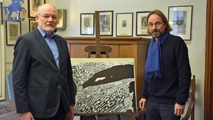 Franz-Josef Laforet (l.) vom Kunstverein Lippstadt übergab das Werk „Lalle-shwari“ von Marie Verstegen an Andreas Moersener (r.) vom Stadtmuseum Lippstadt. Foto: Stadt Lippstadt