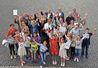 Mit viel Jubel und Begeisterung gehen die Preisverleihungen für die Klimaschulen in Lippstadt normalerweise zum Ende des Schuljahres über die Bühne (hier: Archivfoto der Veranstaltung aus dem Jahr 2019). In diesem Jahr gab es die Urkunden per Post mit einem Gruß vom Bürgermeister und der Motivation, sich weiter mit guten Ideen fürs Klima einzusetzen. Archivfoto: Stadt Lippstadt