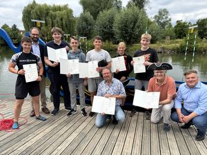 Bürgermeister Arne Moritz überreichte Urkunden an die Teilnehmer des Projekts „Neglei Doro“ und damit die ersten Gondolieri Lippstadts. Foto: Stadt Lippstadt