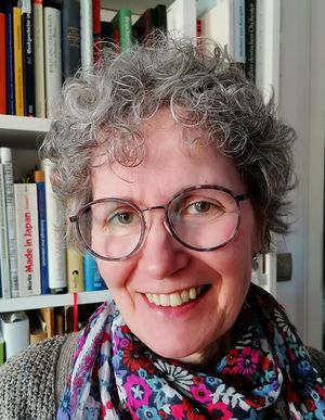 Referentin Barbara Schneider stellt ein Projekt der FernUniversität Hagen vor, das Materialien zu kolonialen Spuren in Westfalen systematisch aufbereitet. Foto: privat