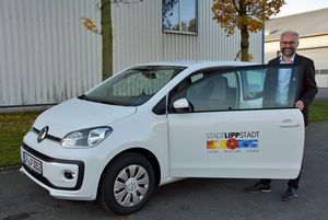 Baubetriebshofleiter Daniel Utzel mit dem „Neuen“ in der Familie der alternativen Antriebe: Der erdgasbetriebene „VW Eco Up“ ist ab sofort im Fachdienst Hochbau im Einsatz.  Foto: Stadt Lippstadt