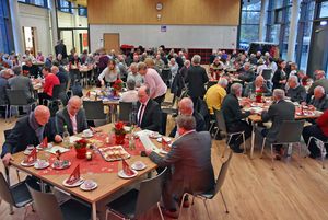 Über 100 Ehemalige waren zum traditionellen Pensionärstreffen der Stadtverwaltung in die Mensa des Realschulzentrums gekommen, das nach dreijähriger Coronapause in diesem Jahr erstmalig wieder stattfinden konnte. Foto: Stadt Lippstadt