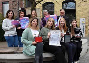 Bürgermeister Arne Moritz und Leiterin Tahnee Exner freuen sich gemeinsam mit dem Team der Stadtbücherei auf die „Nacht der Bibliotheken“. Foto: Stadt Lippstadt